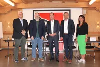 (v.l.n.r.) Christian Volkmer (Eisbären-Hauptgesellschafter und 1. Vorsitzender des EVR e.V./EV Regensburg), Christian Sommerer (Geschäftsführer EVR Eisbären GmbH & Co KG), Alexander Eckert Freiherr von Waldenfels (Vorstandsvorsitzender Eckert Schulen), St (v.l.n.r.) Christian Volkmer (Eisbären-Hauptgesellschafter und 1. Vorsitzender des EVR e.V./EV Regensburg), Christian Sommerer (Geschäftsführer EVR Eisbären GmbH & Co KG), Alexander Eckert Freiherr von Waldenfels (Vorstandsvorsitzender Eckert Schulen), Stephan Koller (Vorstand Eckert Schulen, Bereiche Aus- und Weiterbildung & berufliche Rehabilitation) und Andrea Radlbeck (Geschäftsbereichsleitung Marketing & Aus- und Weiterbildungsberatung & Unternehmenskommunikation, Eckert Schulen)