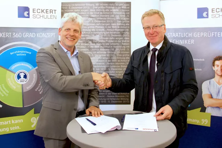 Mit der Unterschrift des Kooperationsvertrags bringen Markus Johannes Zimmermann (Geschäftsführer der Dr. Eckert Akademie) und Gerald Froidl (Personalleiter bei Osram Opto Semiconductors) die neueste Excellence-Partnerschaft unter Dach und Fach