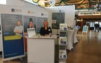Andrea Rotter (Lehrgangsbetreuerin) am Messestand des Regionalen Bildungszentrums der Eckert Schulen Rosenheim. Andrea Rotter (Lehrgangsbetreuerin) am Messestand des Regionalen Bildungszentrums der Eckert Schulen Rosenheim.
