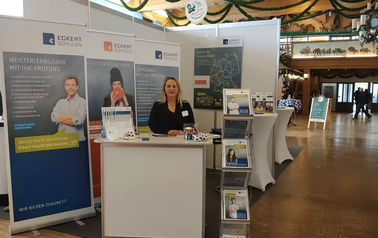 Andrea Rotter (Lehrgangsbetreuerin) am Messestand des Regionalen Bildungszentrums der Eckert Schulen Rosenheim. Andrea Rotter (Lehrgangsbetreuerin) am Messestand des Regionalen Bildungszentrums der Eckert Schulen Rosenheim.