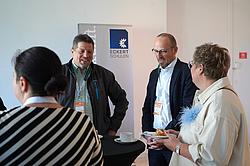 Vertreter von Leistungsträgern im Austausch.