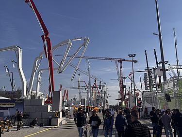 Angehende Staatlich geprüfte Techniker auf der Bauma Messe in München