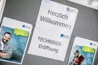 Volles Haus in Duisburg, Frankfurt am Main, Freiburg, Heilbronn, München, Regenstauf und Sindelfingen: Die Studierenden starten an sieben Standorten in ihre Fernlehr-Weiterbildung. Volles Haus in Duisburg, Frankfurt am Main, Freiburg, Heilbronn, München, Regenstauf und Sindelfingen: Die Studierenden starten an sieben Standorten in ihre Fernlehr-Weiterbildung.