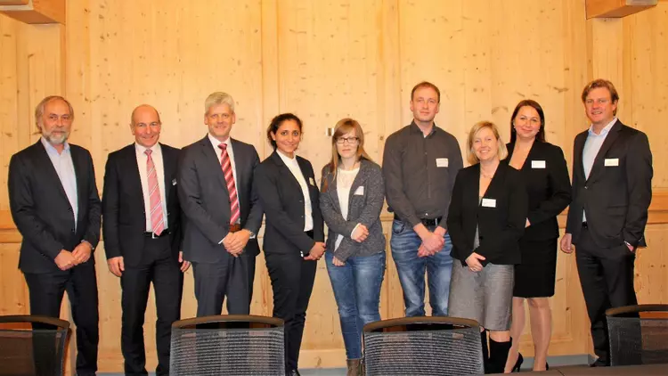 Großer Bahnhof für die Gäste der GEFMA-Lounge bei der Eckert Schulen AG, links im Bild der stellvertretende Vorstandsvorsitzende Gottfried Steger, daneben GEFMA-Lounge-Lei-ter Wolfgang Inderwies. Großer Bahnhof für die Gäste der GEFMA-Lounge bei der Eckert Schulen AG, links im Bild der stellvertretende Vorstandsvorsitzende Gottfried Steger, daneben GEFMA-Lounge-Lei-ter Wolfgang Inderwies.