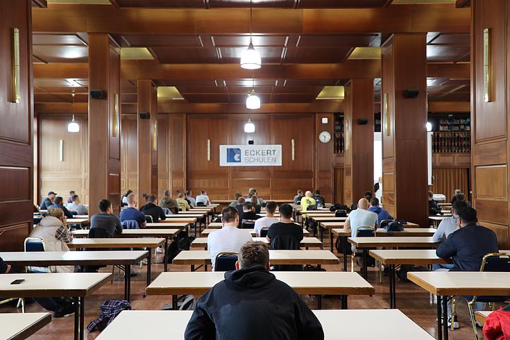 Bei der Schülerneuaufnahme am 13.09.2022 wurden am Standort Regenstauf insgesamt 225 Teilnehmer in 12 Vollzeitmaßnahmen aufgenommen. Davon wurden 156 Teilnehmer in die Technikerschule sowie 69 Teilnehmer in die medizinischen Schulen aufgenommen. (Foto: Eckert Schulen)