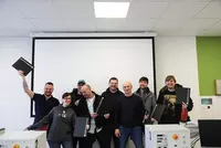 Elektroniker für Geräte und Systeme (m/w/d) schließen erfolgreich ihre Umschulung ab und präsentieren ihre Projektarbeit. Elektroniker für Geräte und Systeme (m/w/d) schließen erfolgreich ihre Umschulung ab und präsentieren ihre Projektarbeit.