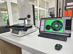Modernes Messgerät zur präzisen Bauteilprüfung in der Messtechnik.