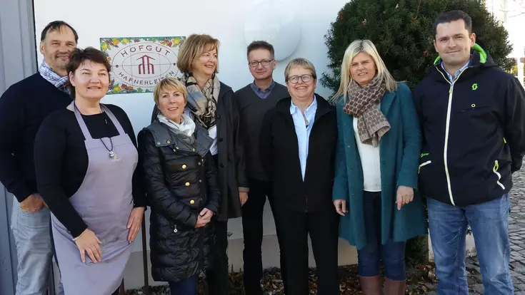 v.l.n.r.: Die Betreiber von Hofgut Hafnerleiten Erwin Rückerl und Anja Horn mit dem begeisterten Dozententeam der Eckert Schulen Martina Blümel, Doris Ströble, Walter Stöhr, Christine Estermeier, Petra Mayer und Thomas Bauer v.l.n.r.: Die Betreiber von Hofgut Hafnerleiten Erwin Rückerl und Anja Horn mit dem begeisterten Dozententeam der Eckert Schulen Martina Blümel, Doris Ströble, Walter Stöhr, Christine Estermeier, Petra Mayer und Thomas Bauer