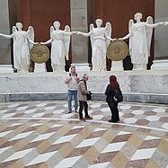 Befreihungshalle Kelheim von innen, mit Statuen und einzelnen Besuchern