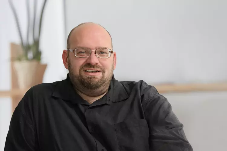 Stefan Bednar wagt mit 45 Jahren den Neustart am Berufsförderungswerk der Eckert Schulen und absolviert dort jetzt die Weiterbildung zum Staatlich geprüften Techniker. Foto: Eckert Schulen Stefan Bednar wagt mit 45 Jahren den Neustart am Berufsförderungswerk der Eckert Schulen und absolviert dort jetzt die Weiterbildung zum Staatlich geprüften Techniker. Foto: Eckert Schulen