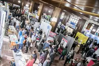 Rund 75 Firmen aus dem gesamten süddeutschen Raum präsentierten sich heuer auf der Eckert Jobbörse am Campus Regenstauf: „Noch nie haben sich so viele Unternehmen als Aussteller beteiligt wie in diesem Jahr.“ Foto: Eckert Schulen Rund 75 Firmen aus dem gesamten süddeutschen Raum präsentierten sich heuer auf der Eckert Jobbörse am Campus Regenstauf: „Noch nie haben sich so viele Unternehmen als Aussteller beteiligt wie in diesem Jahr.“ Foto: Eckert Schulen