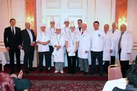 v. l. Helmut Vogl, OB Joachim Wolbergs mit den stolzen Küchenmeistern und den Vertretern des IHK-Prüfungsausschusses v. l. Helmut Vogl, OB Joachim Wolbergs mit den stolzen Küchenmeistern und den Vertretern des IHK-Prüfungsausschusses