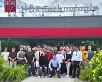 Gruppenfoto vor dem Firmensitz: Die angehenden Maschinenbautechniker der Eckert Schulen nach ihrem Rundgang durch die Produktion der HÖR Technologie GmbH.