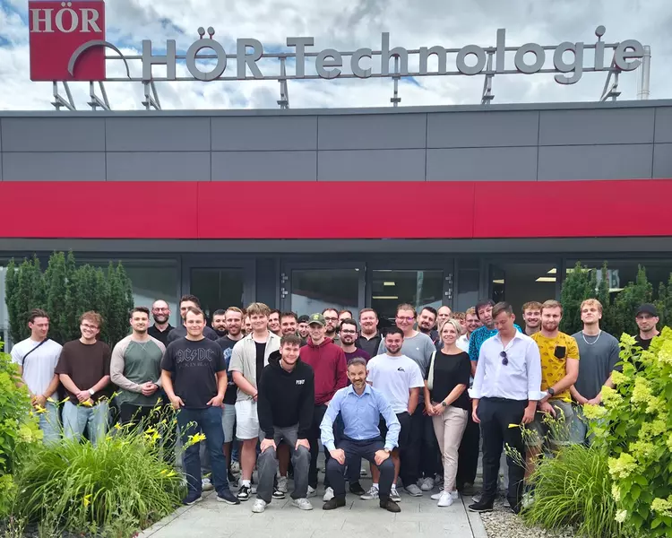 Gruppenfoto vor dem Firmensitz: Die angehenden Maschinenbautechniker der Eckert Schulen nach ihrem Rundgang durch die Produktion der HÖR Technologie GmbH.