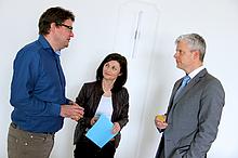 Markus Johannes Zimmermann (Geschäftsführer der Dr. Eckert Akademie, rechts) und Dozentin Renate Schönstein bedankten sich bei Stephan Hacker für den lebhaften und lehrreichen Vormittag Markus Johannes Zimmermann (Geschäftsführer der Dr. Eckert Akademie, rechts) und Dozentin Renate Schönstein bedankten sich bei Stephan Hacker für den lebhaften und lehrreichen Vormittag