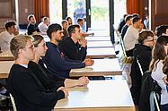 Teilnehmerinnen und Teilnehmer verfolgen die Einführung zum Start ihrer beruflichen Weiterbildung.