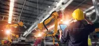 Die „Smart Factory“, die intelligente Fabrik mit einem extrem hohen Grad an Automatisierung, Vernetzung und Digitalisierung, ist die Zukunft des Wirtschaftsstandorts Deutschland: Das Modul „Digitale Transformation“ soll den künftigen Technikern an den Eck Die „Smart Factory“, die intelligente Fabrik mit einem extrem hohen Grad an Automatisierung, Vernetzung und Digitalisierung, ist die Zukunft des Wirtschaftsstandorts Deutschland: Das Modul „Digitale Transformation“ soll den künftigen Technikern an den Eckert Schulen alle notwendigen Kompetenzen für die Arbeits- und Berufswelt von morgen vermitteln und sie dabei unterstützen, die Skills der vierten industriellen Revolution bereits während ihrer Weiterbildung zu erlernen. Die „Smart Factory“, die intelligente Fabrik mit einem extrem hohen Grad an Automatisierung, Vernetzung und Digitalisierung, ist die Zukunft des Wirtschaftsstandorts Deutschland: Das Modul „Digitale Transformation“ soll den künftigen Technikern an den Eckert Schulen alle notwendigen Kompetenzen für die Arbeits- und Berufswelt von morgen vermitteln und sie dabei unterstützen, die Skills der vierten industriellen Revolution bereits während ihrer Weiterbildung zu erlernen. (Foto: Eckert Schulen/Adobe Stock)