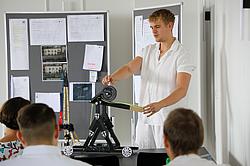 Studierende der Maschinenbautechnik arbeiten während der HOP-Woche 2026 gemeinsam an praxisnahen technischen Projekten.
