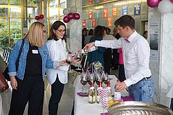 Zwei Teilnehmerinnen lassen ihr Glas an der Bar auffüllen.