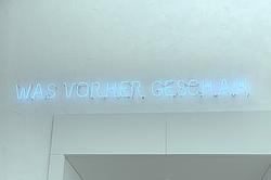 Leuchtende Neonschrift „Was vorher geschah“ im Eingangsbereich des Hauses der Bayerischen Geschichte als Auftakt zur multimedialen Ausstellung.