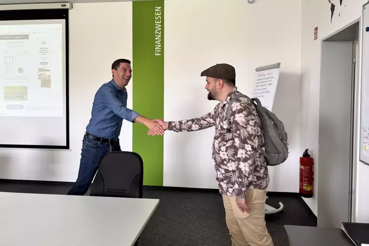 Mitarbeiter des Berufsförderungswerks Eckert im Gespräch mit einem Forscher der Technischen Universität Dortmund während eines Interviews zum Projekt „Digi-Reha“.