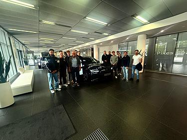Bei ihrer Exkursion zur Audi AG erlebten die angehenden Maschinenbautechniker der Eckert Schulen modernste Fahrzeugtechnik aus nächster Nähe. Im Showroom der Audi AG erkundete die Gruppe aktuelle Modelle und erhielt Einblicke in die Innovationskraft des Unternehmens.