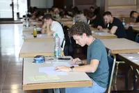 Angehender Staatlich geprüfter Techniker bei der Abschlussprüfung in der Bibliothek der Eckert Schulen