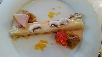 Spargel mal anders: Mit Orangen verfeinert und Schinken-Parmesanröllchen machte dieser Zwischengang Lust auf mehr.