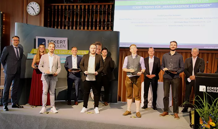Markus Johannes Zimmermann (Geschäftsführer und Schulleiter der Dr. Eckert Akademie, rechts) und Alexander Eckert Freiherr von Waldenfels (Vorstandsvorsitzender der Eckert Schulen, 3. von rechts) prämierten gemeinsam mit Regierungsschulrat Marko Renner (l Markus Johannes Zimmermann (Geschäftsführer und Schulleiter der Dr. Eckert Akademie, rechts) und Alexander Eckert Freiherr von Waldenfels (Vorstandsvorsitzender der Eckert Schulen, 3. von rechts) prämierten gemeinsam mit Regierungsschulrat Marko Renner (links) die besten Absolventen.