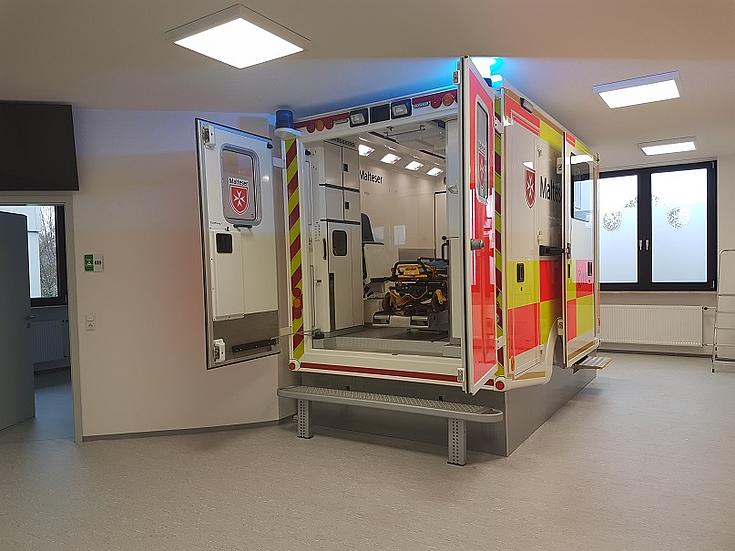 Rettungswagen mit funktionsfähigem Interieur