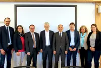 (v.l.n.r.) Rico Kleinhempel (Oberstudienrat), Martina Englhardt-Kopf (Oberstudienrätin), Christian Alt (Regierungsschuldirektor), Markus Johannes Zimmermann (Geschäftsführer und Schulleiter der Dr. Eckert Akademie), Walter Schütz (Leitender Regierungsschuldirektor), Hubert Döllinger (Fachbereichsleiter an der Technikerschule Regenstauf), Gertraud Gietl (Studiendirektorin) und Susanne Stelzenberger (Studienrätin).