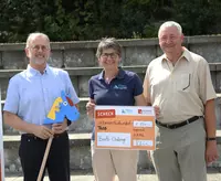 Friedrich Reiner (Geschäftsführer, Berufsförderungswerk Eckert) überreichte die Spende der BeneFit-Challenge feierlich am Eckert Beach an Christa und Engelbert Weiß (Vorsitzende, THEO). (Foto: Eckert Schulen) Friedrich Reiner (Geschäftsführer, Berufsförderungswerk Eckert) überreichte die Spende der BeneFit-Challenge feierlich am Eckert Beach an Christa und Engelbert Weiß (Vorsitzende, THEO). (Foto: Eckert Schulen)