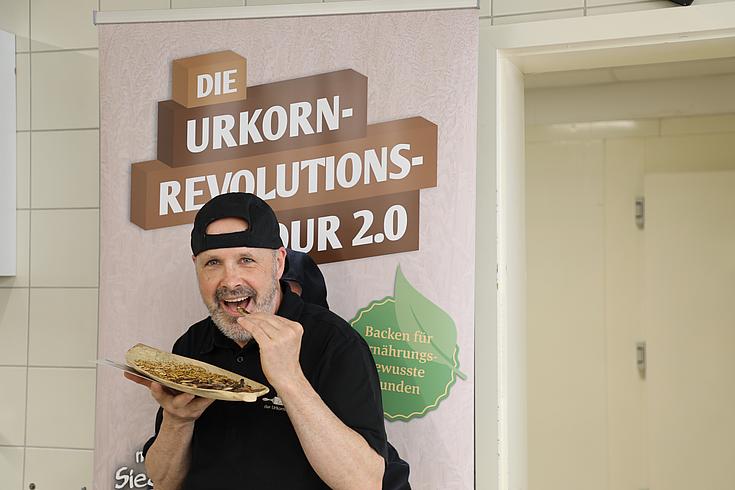 Siegfried Brenneis (Bäcker- und Konditormeister), der die Teilnehmer und Teilnehmerinnen dazu motivierte Speise-Insekten zu probieren und daraus schmackhaftes Brot zauberte. (Foto: Eckert Schulen)