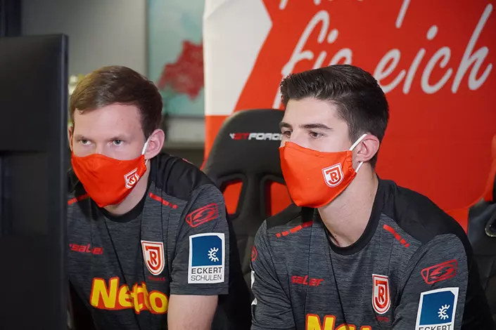 In der virtuellen Bundesliga treffen die eSportler der besten deutschen Fußballclubs in der beliebten Fußball-Simulation FIFA 21 an der Playstation und Xbox aufeinander. In der virtuellen Bundesliga treffen die eSportler der besten deutschen Fußballclubs in der beliebten Fußball-Simulation FIFA 21 an der Playstation und Xbox aufeinander.