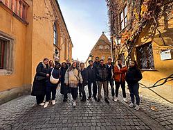 Exkursion Augsburg 02 Teilnehmende eines allgemeinen Integrationskurses der Eckert Schulen stehen gemeinsam in der Fuggerei in Augsburg während einer Stadtrallye.