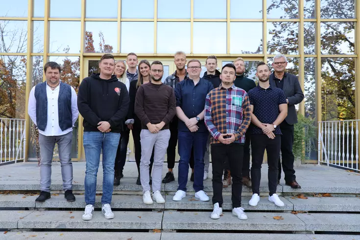 Am Montag, den 10. Oktober 2022, starteten elf Personen in ihre Weiterbildung zum Technischen Betriebswirt am Campus in Regenstauf. Mit diesem aufregenden Start legen die angehenden Technischen Betriebswirte einen wichtigen Baustein, der dem bestehenden F Am Montag, den 10. Oktober 2022, starteten elf Personen in ihre Weiterbildung zum Technischen Betriebswirt am Campus in Regenstauf. Mit diesem aufregenden Start legen die angehenden Technischen Betriebswirte einen wichtigen Baustein, der dem bestehenden Fachkräftemangel aktiv entgegenwirken kann.