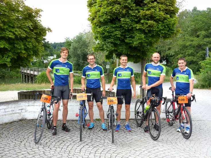 Das fünfköpfige Racingteam der Eckert Schulen Kelheim beim 24h Radrennen am 15. Juli 2017