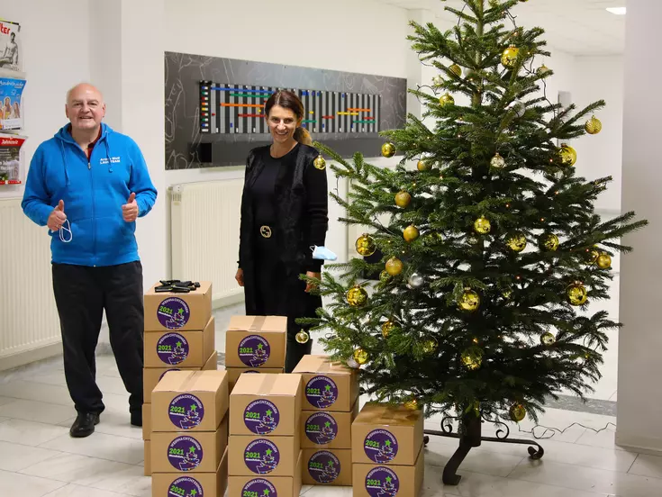 Armin Wolf (links) und Andrea Radlbeck (Leitung Unternehmenskommunikation, Marketing, Aus- und Weiterbildung der Eckert Schulen, rechts) mit einigen Mitsingpaketen im Rahmen der Aktion „Weihnachtssingen“. Foto: Eckert Schulen Armin Wolf (links) und Andrea Radlbeck (Leitung Unternehmenskommunikation, Marketing, Aus- und Weiterbildung der Eckert Schulen, rechts) mit einigen Mitsingpaketen im Rahmen der Aktion „Weihnachtssingen“. Foto: Eckert Schulen