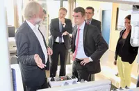 Einen stärkeren Fokus der Berliner Politik auf die berufliche Aus- und Weiterbildung forderte der Parlamentarische Staatssekretär im Bundesministerium für Bildung und Forschung, Stefan Müller (re.), bei einem Besuch bei Bayerns größtem privatem Weiterbild Einen stärkeren Fokus der Berliner Politik auf die berufliche Aus- und Weiterbildung forderte der Parlamentarische Staatssekretär im Bundesministerium für Bildung und Forschung, Stefan Müller (re.), bei einem Besuch bei Bayerns größtem privatem Weiterbildungsunternehmen, den Eckert Schulen in Regenstauf. Bei einem Rundgang über den Campus gemeinsam mit dem stellvertretenden Eckert-Vorstandschef Gottfried Sieger (li.) zeigte sich der Gast aus Berlin beeindruckt von der Infrastruktur und den Angeboten an Bayerns größter Praktiker-Uni mit mittlerweile rund 50 Standorten im gesamten Bundesgebiet.