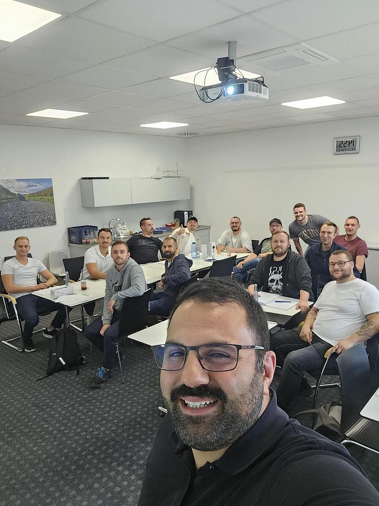 Exkursion Freiburg – Abschluss im Seminarraum Selfie des Dozenten mit allen Teilnehmenden einer Exkursion im Seminarraum, alle blicken lächelnd in die Kamera.