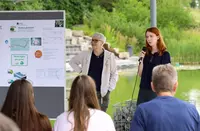 Eckert-Auszubildende Christina Fuchs stellt den Teilnehmenden ihr Projekt „Blattlos glücklich“ vor.