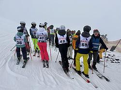 Teilnehmende der Rotaryskimeisterschaft auf der Piste Teilnehmende der Rotaryskimeisterschaft auf der Piste - darunter Kinder und Erwachsene auf den Ski. Startklar, jedoch bei starkem Nebel.