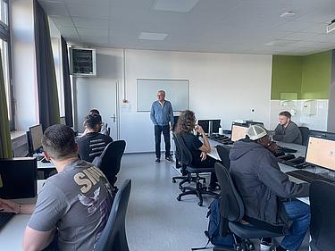 Der Technikerstart beginnt mit dem obligatorischen Einstufungstest: In einem modernen Computerraum der Eckert Schulen bearbeiten die Teilnehmenden die ersten Aufgaben. Der Dozent begleitet die Gruppe und sorgt für eine reibungslose Durchführung.