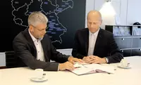 Markus-Johannes Zimmermann, Geschäftsführer der Dr. Robert Eckert Akademie, gemeinsam mit Dr. Wolfgang Drobnik, Prokurist und Ärztlicher Leiter von synlab Regensburg, bei der Vertragsunterzeichnung. Markus-Johannes Zimmermann, Geschäftsführer der Dr. Robert Eckert Akademie, gemeinsam mit Dr. Wolfgang Drobnik, Prokurist und Ärztlicher Leiter von synlab Regensburg, bei der Vertragsunterzeichnung.