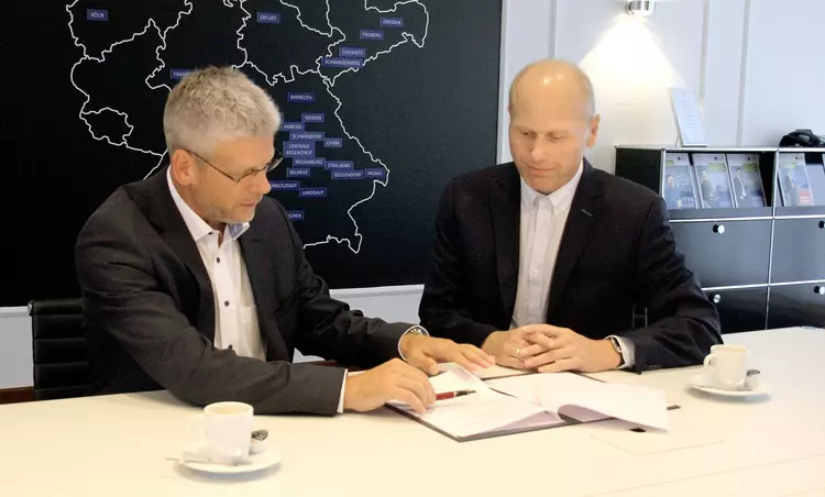 Markus-Johannes Zimmermann, Geschäftsführer der Dr. Robert Eckert Akademie, gemeinsam mit Dr. Wolfgang Drobnik, Prokurist und Ärztlicher Leiter von synlab Regensburg, bei der Vertragsunterzeichnung. Markus-Johannes Zimmermann, Geschäftsführer der Dr. Robert Eckert Akademie, gemeinsam mit Dr. Wolfgang Drobnik, Prokurist und Ärztlicher Leiter von synlab Regensburg, bei der Vertragsunterzeichnung.