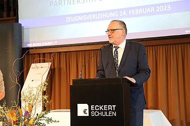 "Mit den Zeugnismappen erhalten Sie den wohlverdienten Lohn für die Mühen der letzten Jahre", so Thomas Skowronek (Geschäftsführung Regionales Bildungszentrum Eckert, Foto: Eckert Schulen)