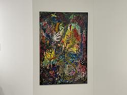 Großformatiges, farbintensives Gemeinschaftsgemälde mit abstrakten Formen und dynamischen Farbverläufen in Gelb, Blau, Rot und Grün an einer weißen Wand im Büro des BFW-Sekretariats.