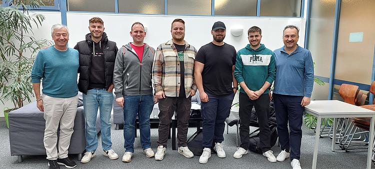 Gruppenfoto Industriemeister der Eckert Schulen insgesamt 6 junge Männer in einer Reihe