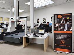 Blick in den Messtechnikraum mit modernen Prüf- und Messsystemen.