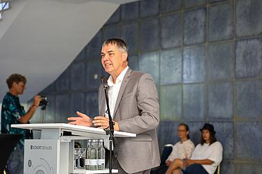 Impressionen von der feierlichen Semesterabschlussfeier am Campus Regenstauf mit Absolventinnen und Absolventen, Ehrengästen, Auszeichnungen und musikalischen Beiträgen.